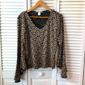 Black and gold bell sleeve top for woman. Size: M
